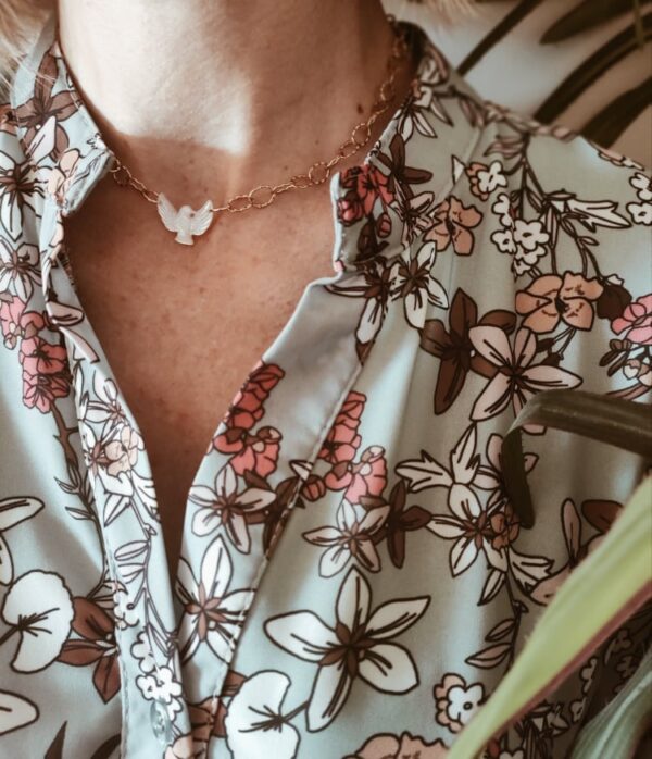 Look Colar com fio de argolas finas texturadas em aço e pendente em forma de águia em madrepérola esculpida