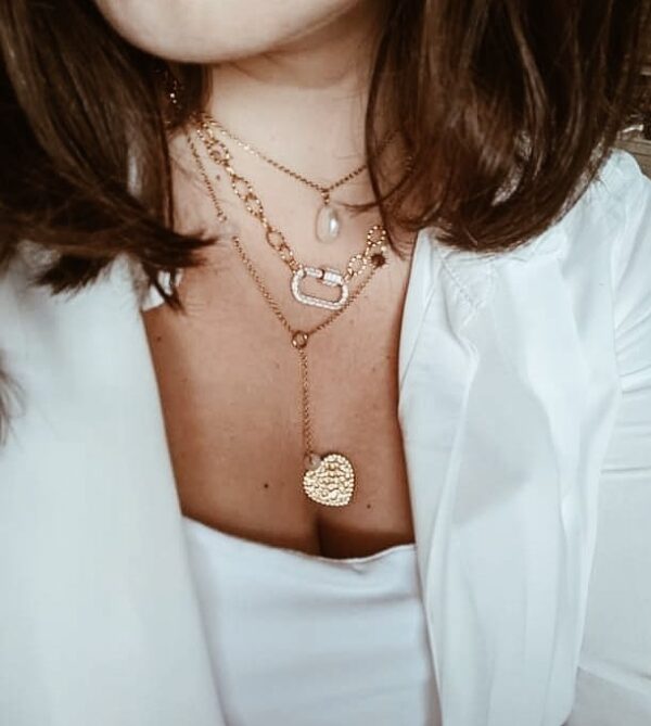 Look colar com fio texturado em aço e fecho circular branco/dourado