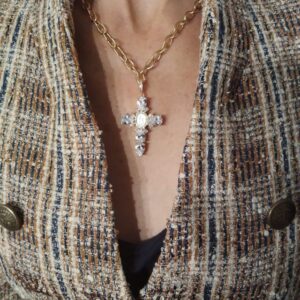 Colar com fio de argolas com textura em aço dourado e pendente em forma de cruz grande com Nossa Senhora no centro, em cobre