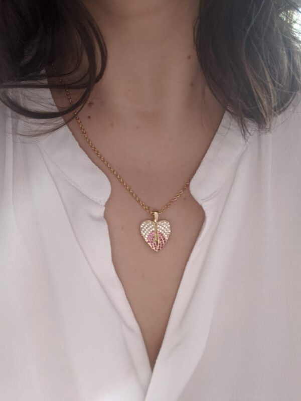 Colar com fio em aço e pendente em forma de coração com asas em cobre com zircónias