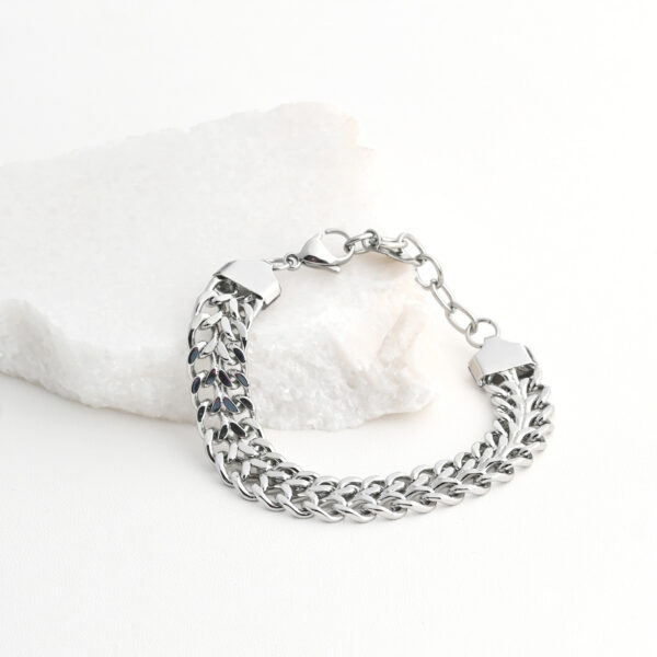 Pulseira em aço com fio largo, prateada Pulseira em aço com fio largo, prateada