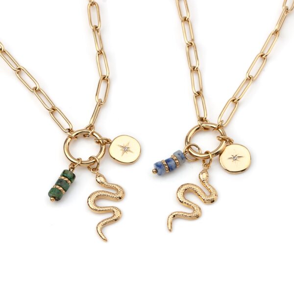 Colar em aço com fio de argolas pequenas e com 3 pendentes, sendo um deles uma serpente