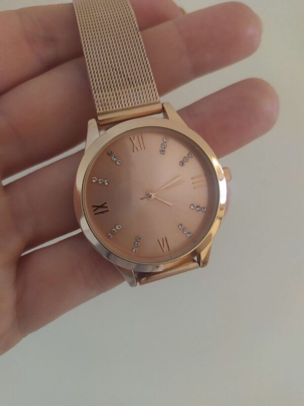 Relógio em aço rose gold com bracelete ajustável, mostrador também rose gold com pequenos brilhantes