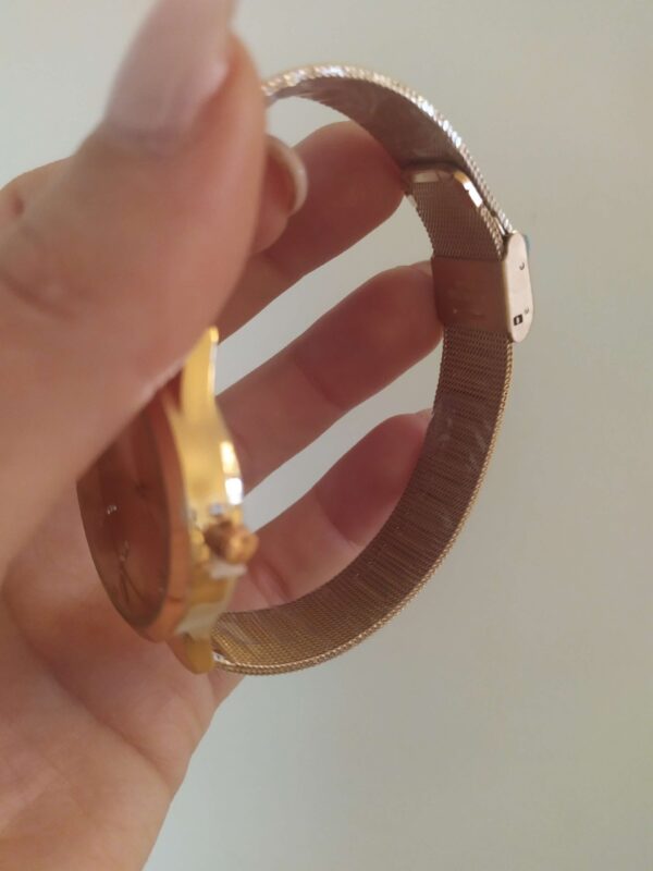Relógio em aço rose gold com bracelete ajustável, mostrador também rose gold com pequenos brilhantes