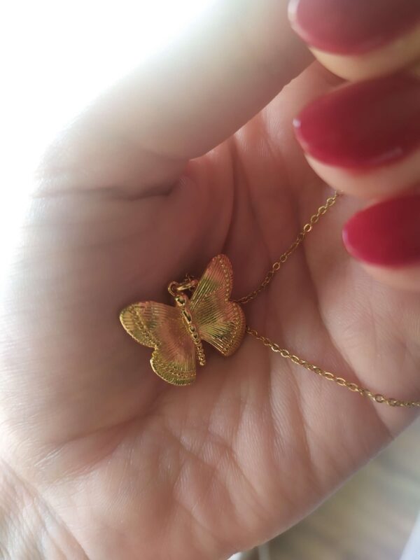 Colar em aço com fio fino e pendente em cobre em forma de borboleta