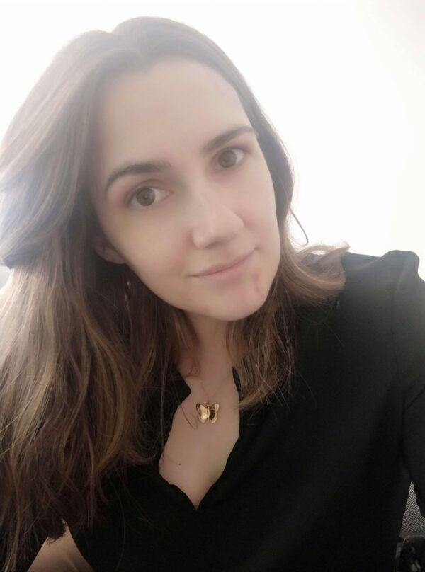 Look Colar em aço com fio fino e pendente em cobre em forma de borboleta