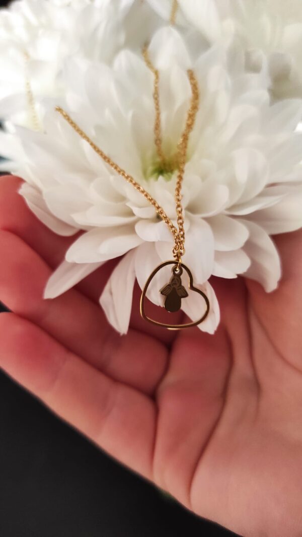 Colar com fio em aço com pendente em forma de coração com pequeno anjo também em aço