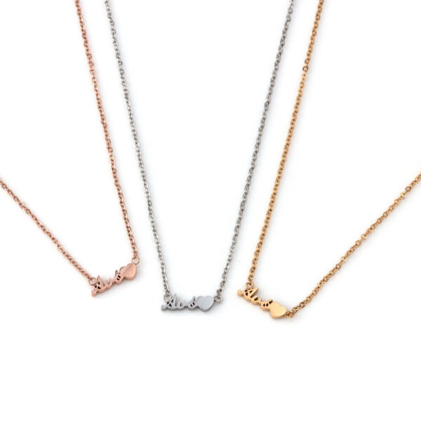 Colar em aço com palavra "Avó" e pequeno coração