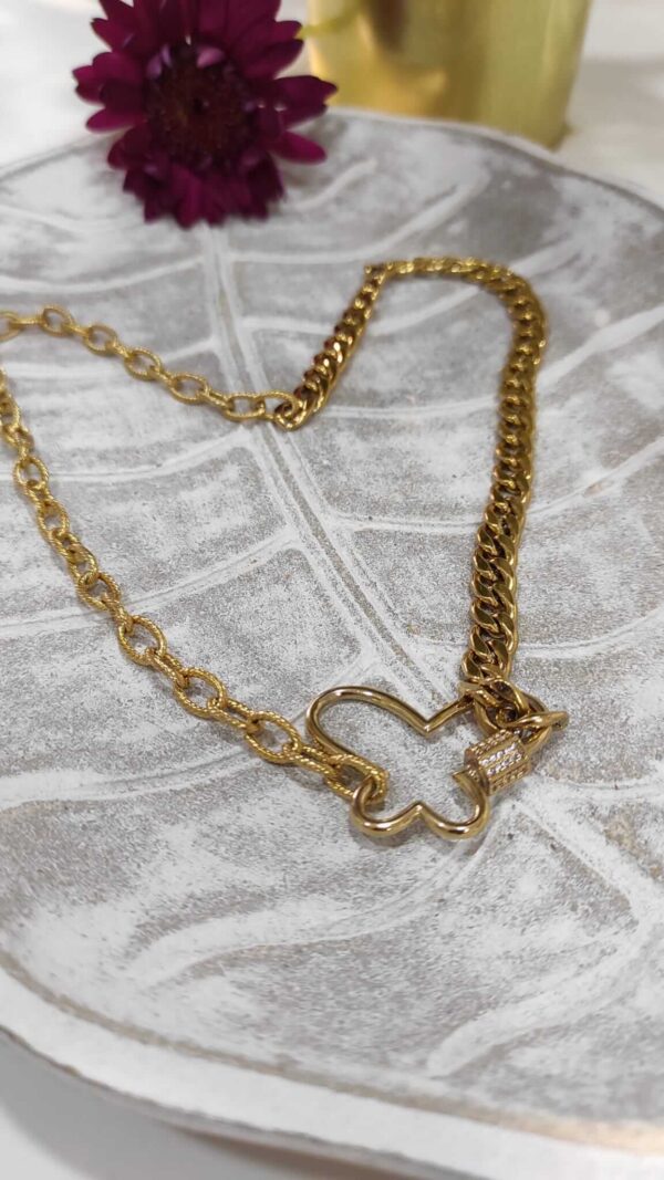 Colar com dois tipos de fio em aço e fecho em forma de borboleta em cobre com zircónias brancas