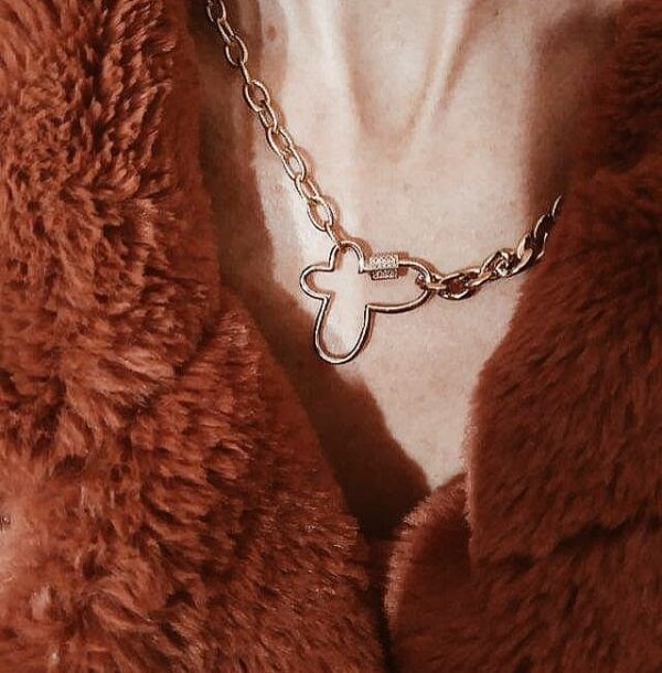 Look Colar com dois tipos de fio em aço e fecho em forma de borboleta em cobre com zircónias brancas