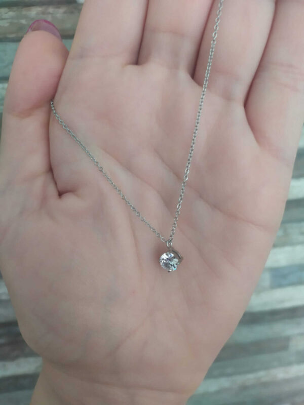 Colar em aço com fio fino e pendente com brilhante prateado, inspiração All Rise