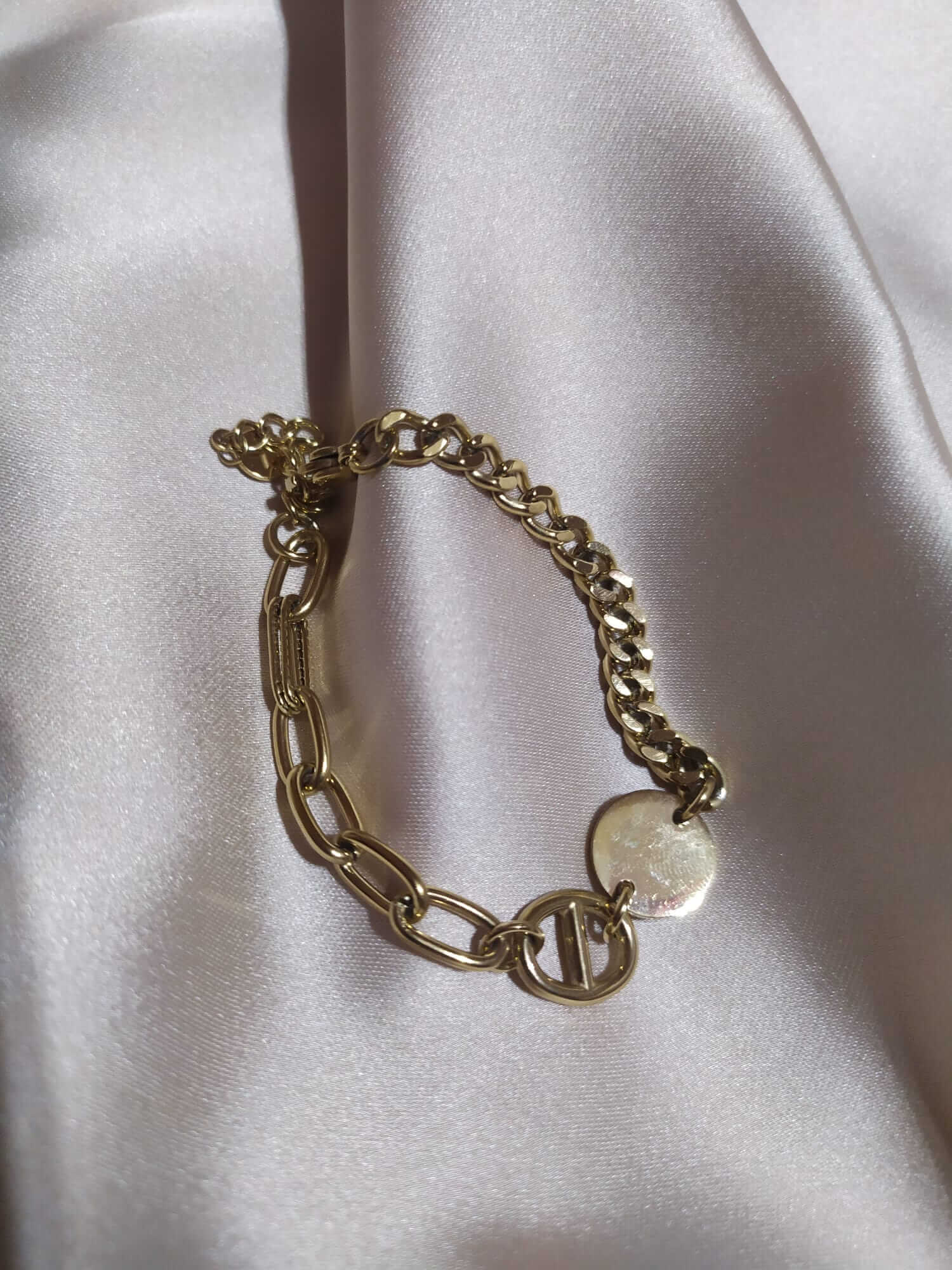 Pulseira em aço dourada com conjugação de dois fios diferentes e pendente circular