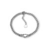 Pulseira em aço com fio de largura média e pendente em forma de coração prateada