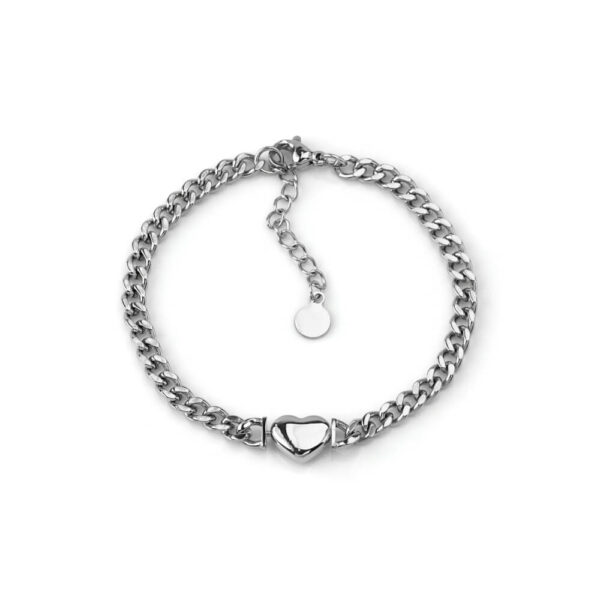 Pulseira em aço com fio de largura média e pendente em forma de coração prateada
