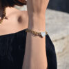 Look Pulseira em aço com fio largo, pendente em forma de coração com brilhantes e aloquete com brilhantes, dourado