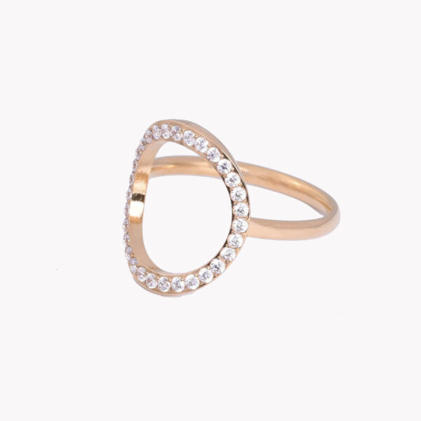 Anel em aço circular com brilhantes dourado