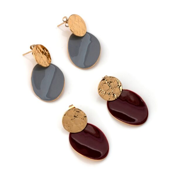 Brincos em aço com pendente oval com cor vermelha, dourados