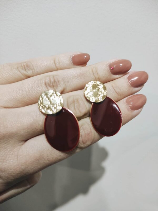 Brincos em aço com pendente oval com cor vermelha, dourados