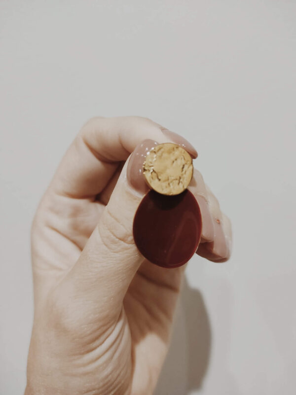 Brincos em aço com pendente oval com cor vermelha, dourados