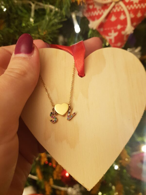 Colar com fio fino em aço e dois pendentes em forma de letra em cobre com zircónias, separados por um pendente em forma de coração