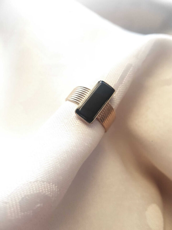 Anel ajustável em aço com pedra preta ao centro