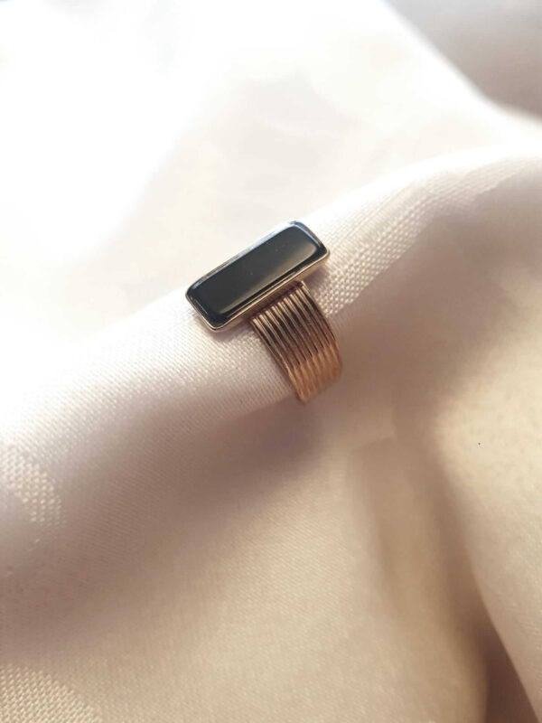 Anel ajustável em aço com pedra preta ao centro