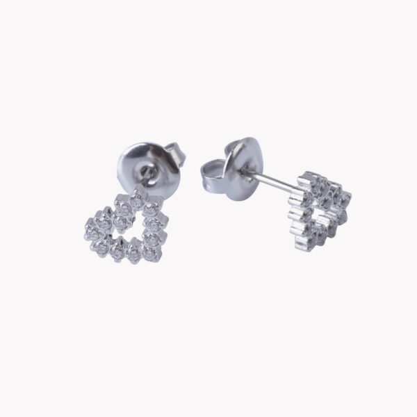 Brincos em aço em forma de coração com brilhantes em prateado