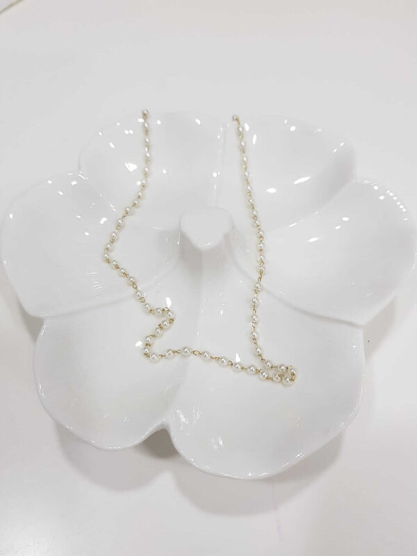 Colar em aço com fio fino coberto de pequenas pérolas