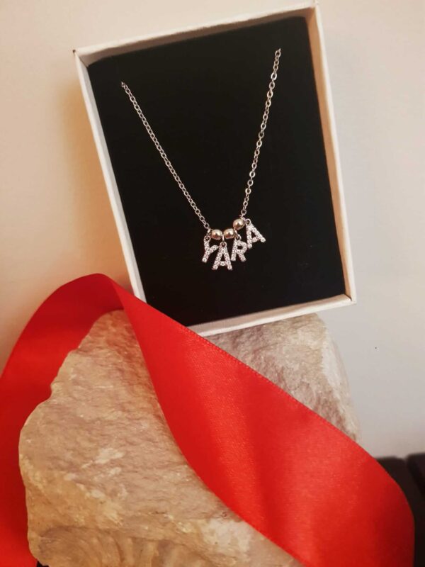 Colar com fio fino em aço e letra em cobre com zircónias brancas