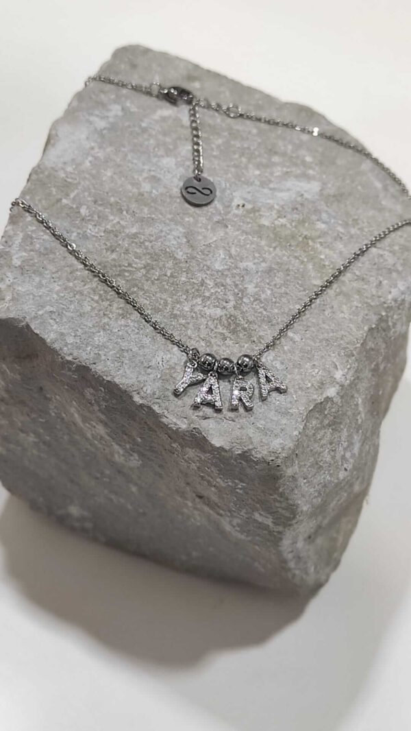 Colar com fio fino em aço e letra em cobre com zircónias brancas