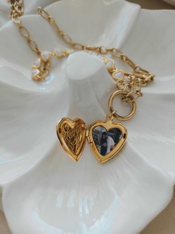 Colar com fio em aço, corações e pérolas no fio e pendente em forma de coração com flor gravada, com a possibilidade de guardar uma ou duas fotos dentro do coração