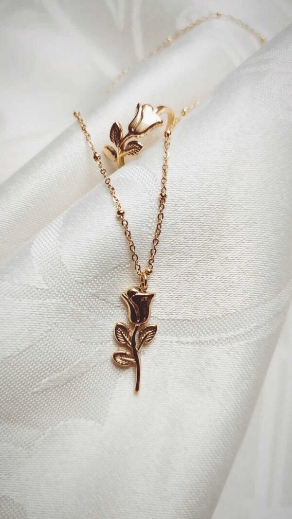 Conjunto joias em aço com flor em dourado