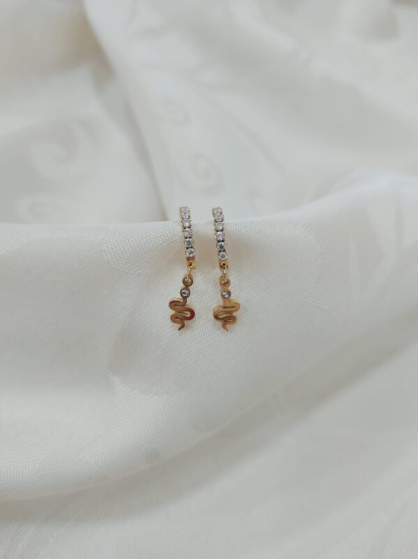 Argolas em aço com brilhantes e pendente em forma de serpente