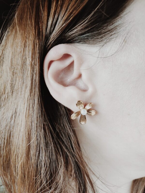 Brincos em aço em forma de flor com pérola ao centro