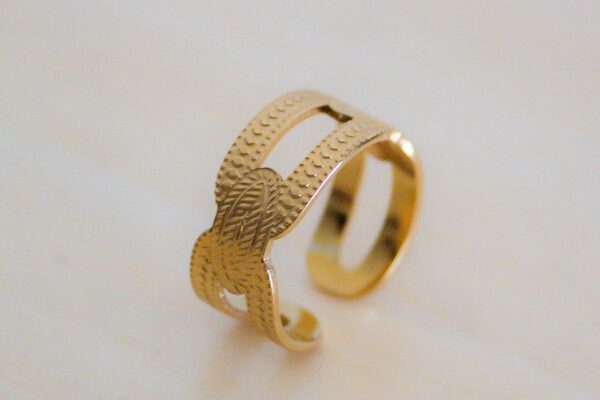 Anel ajustável em aço dourado