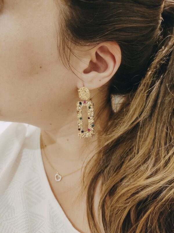 Brincos em aço compridos retangulares com relevo e missangas coloridas