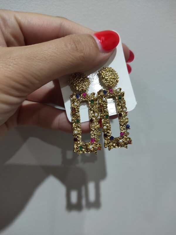 Brincos em aço compridos retangulares com relevo e missangas coloridas