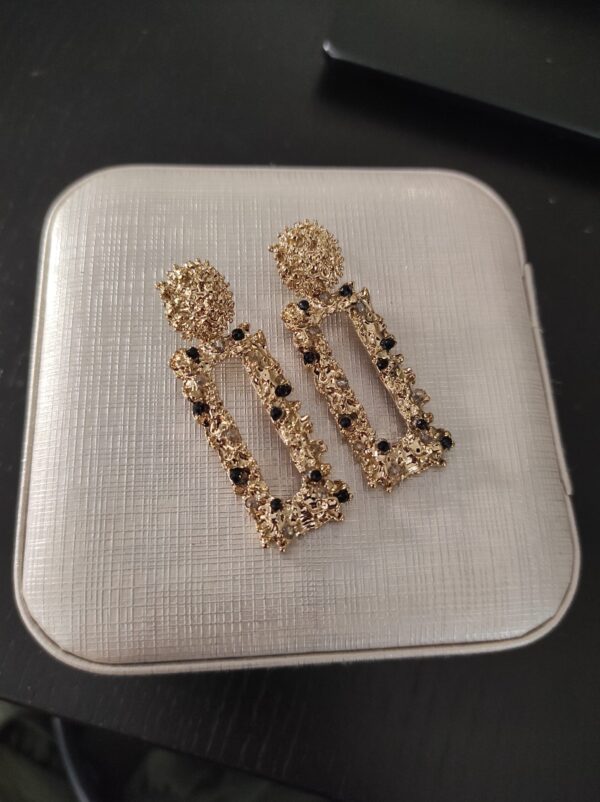 Brincos em aço compridos retangulares com relevo e missangas pretas e cinza