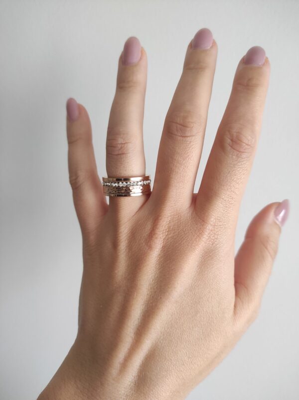 Anel em aço anti-stress com fila de brilhantes