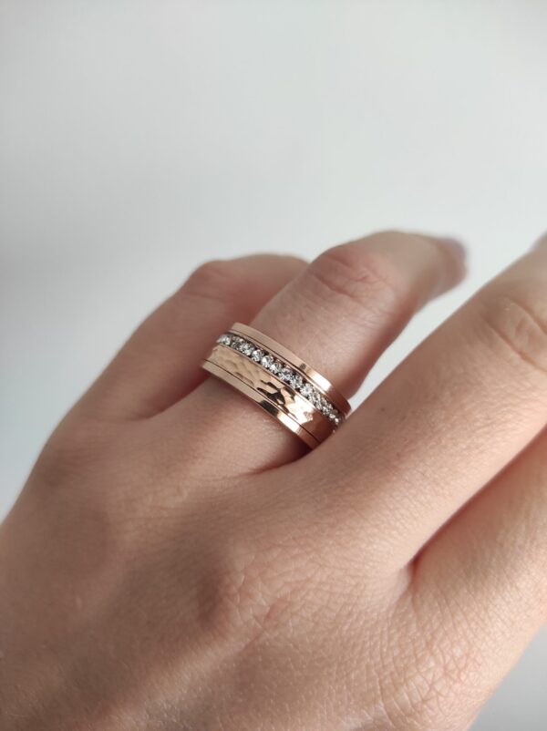 Anel em aço com fila de brilhantes