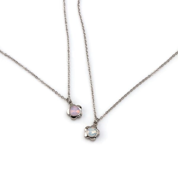 Anel em aço com pendente em forma de flor com brilhante ao centro