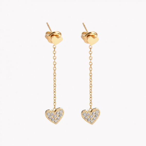 Brincos em aço compridos com coração cravado de brilhantes na ponta