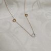 Colar em aço com fio dourado, pendente em forma de coração em aço prateado com zirconias e mais dois corações em aço dourado com pequeno brilhante