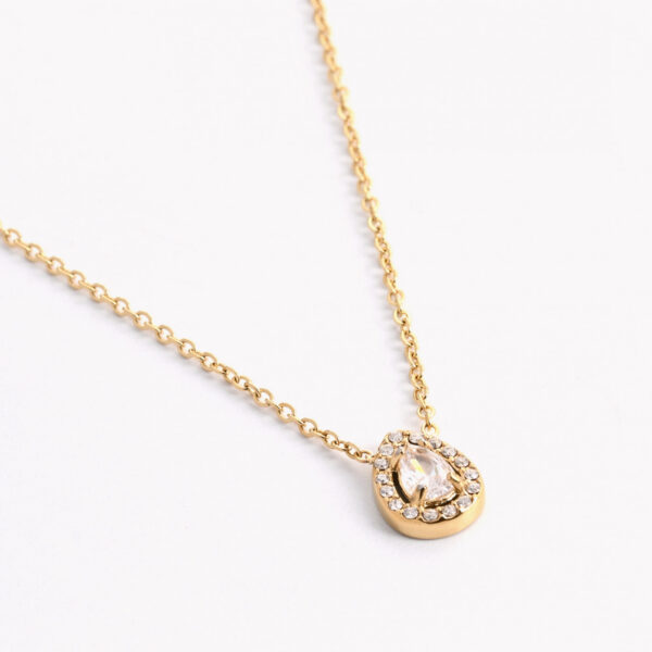 Colar em aço com pendente oval com pedra de cor e brilhantes cravados à volta