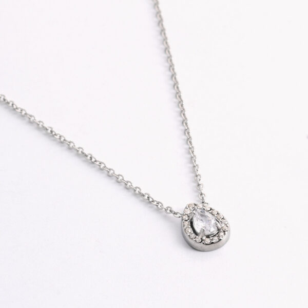 Colar em aço com pendente oval com pedra de cor e brilhantes cravados à volta