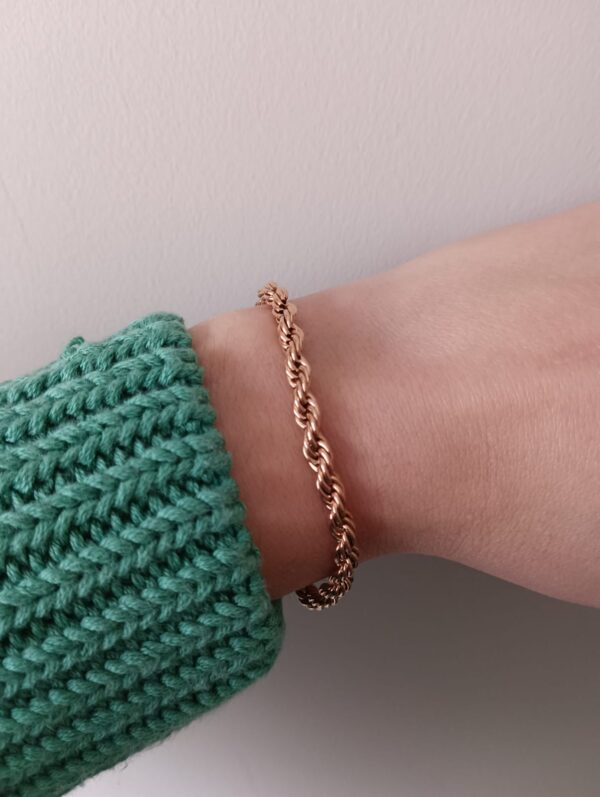 Pulseira em aço com fio torcido rose gold