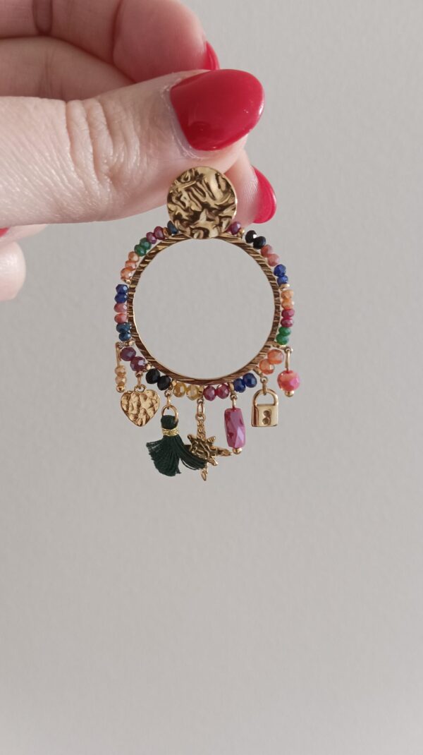 Brincos em aço coloridos com vários pendentes