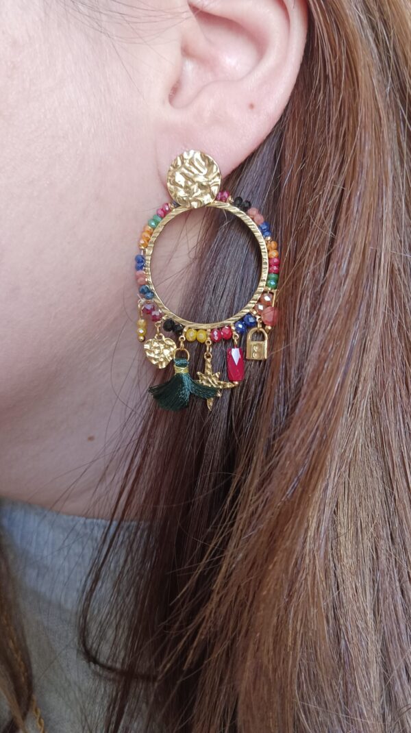 Brincos em aço coloridos com vários pendentes