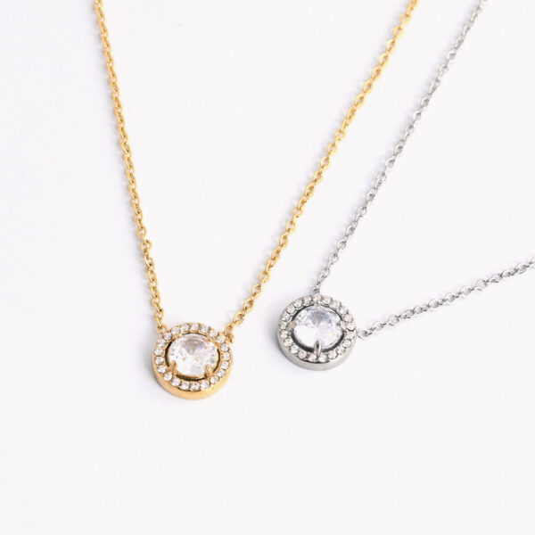 Colar em aço com pendente redondo com pedra de cor e brilhantes cravados à volta