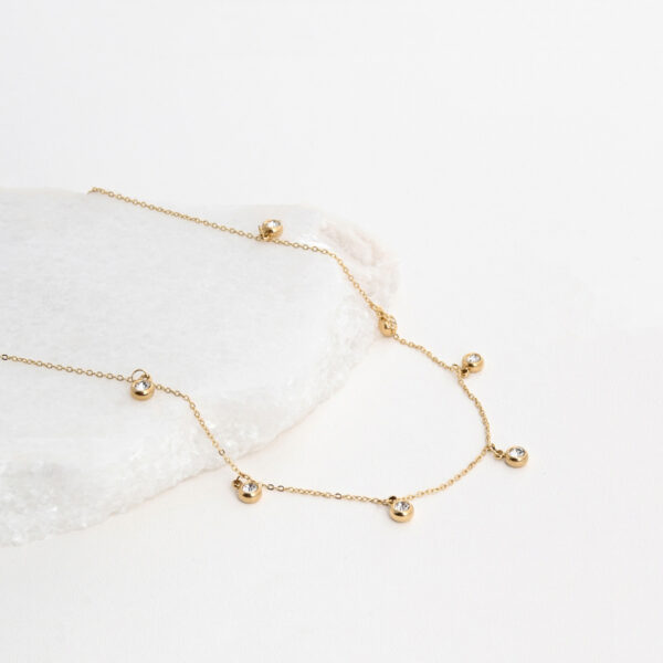 Colar em aço com pendentes redondos com brilhantes